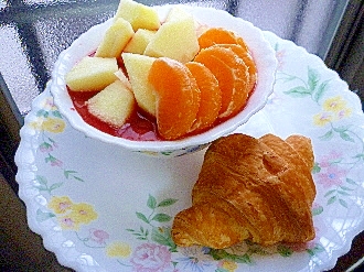 朝食☆クロワッサン＆蜜柑＆林檎＆紫野菜カルピスYG