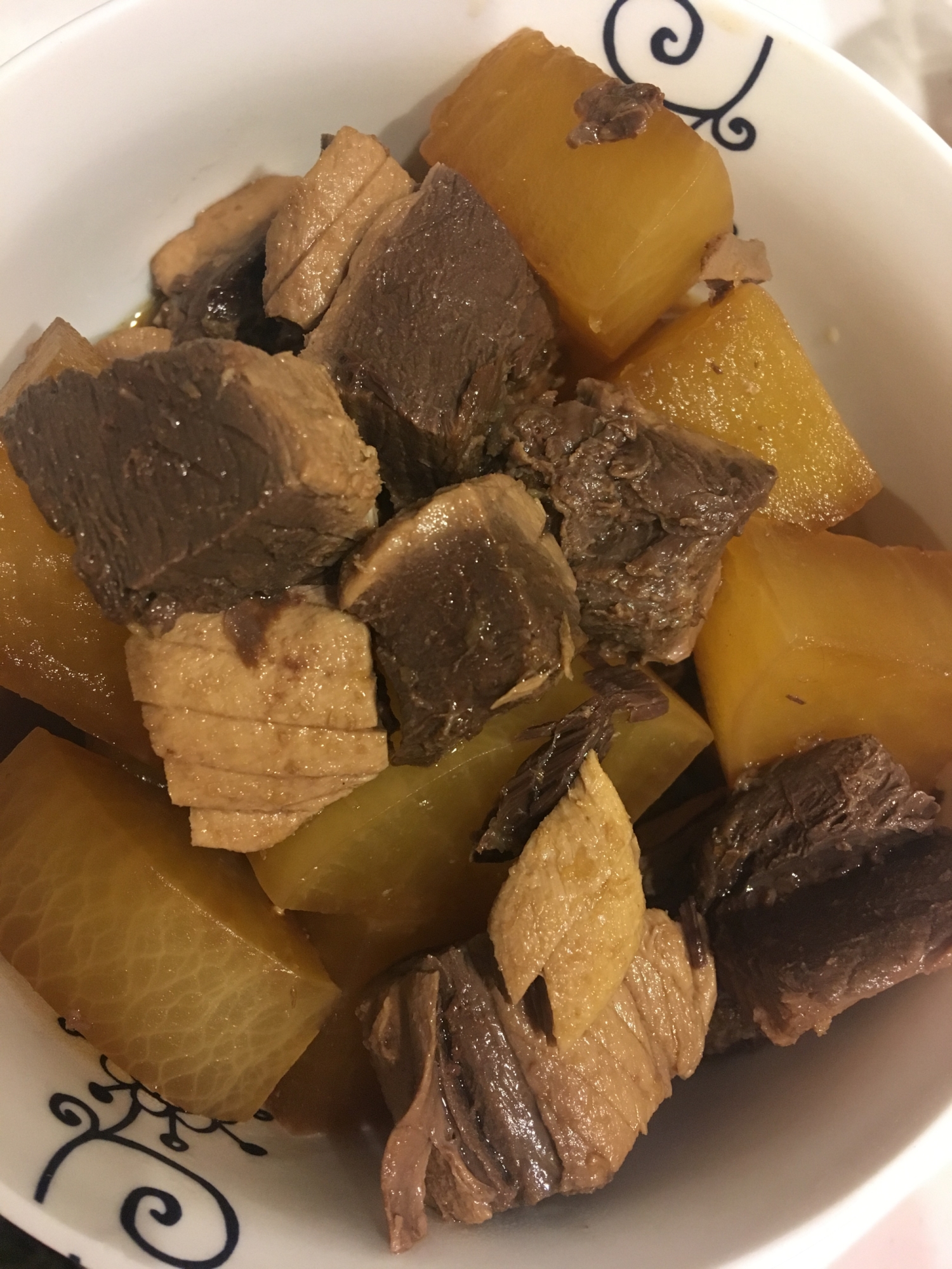 まぐろの血合いと大根の煮物