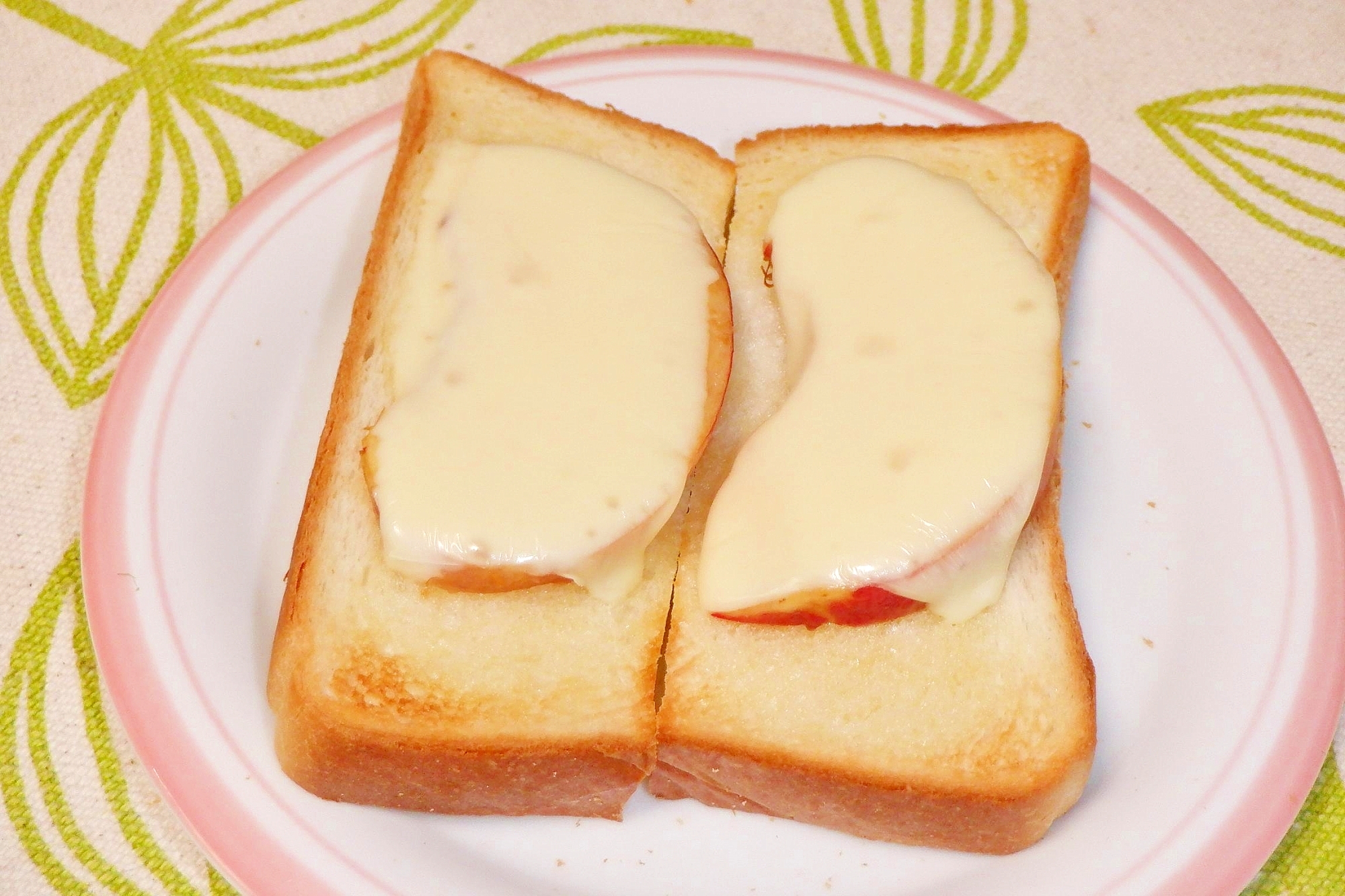 簡単・シンプル♪桃のバターチーズトースト