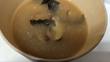 椎茸とわかめの味噌汁