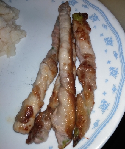 家庭菜園のアスパラで作りました。豚肉の方がベーコンより巻き易くて美味しかったです。ニョキニョキ続々とアスパラが地上に出て来ているのでリピします！