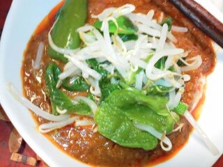 ひき肉のトマトカレー煮込み野菜のせ