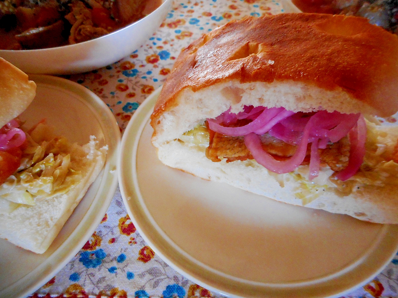 鮭のソテーとレタスサラダのサンドイッチ