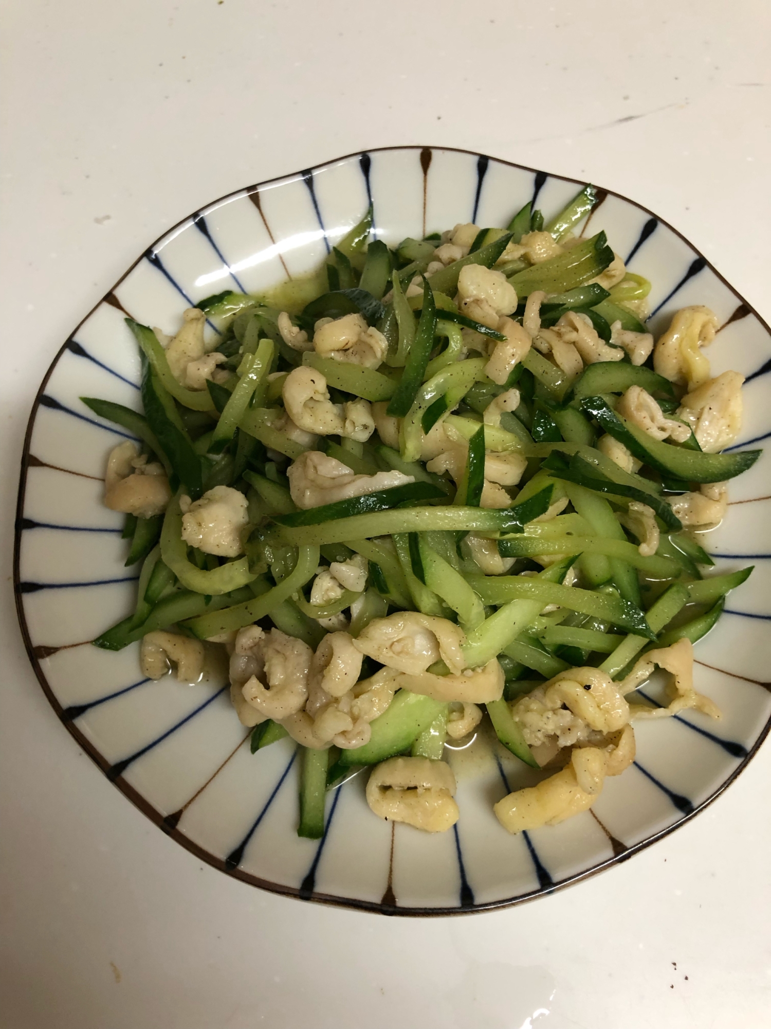 おつまみに!きゅうりと鶏皮の炒め物
