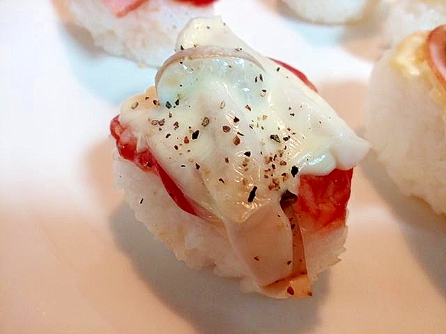 茹でしめじとスライスチーズの焼おにぎり