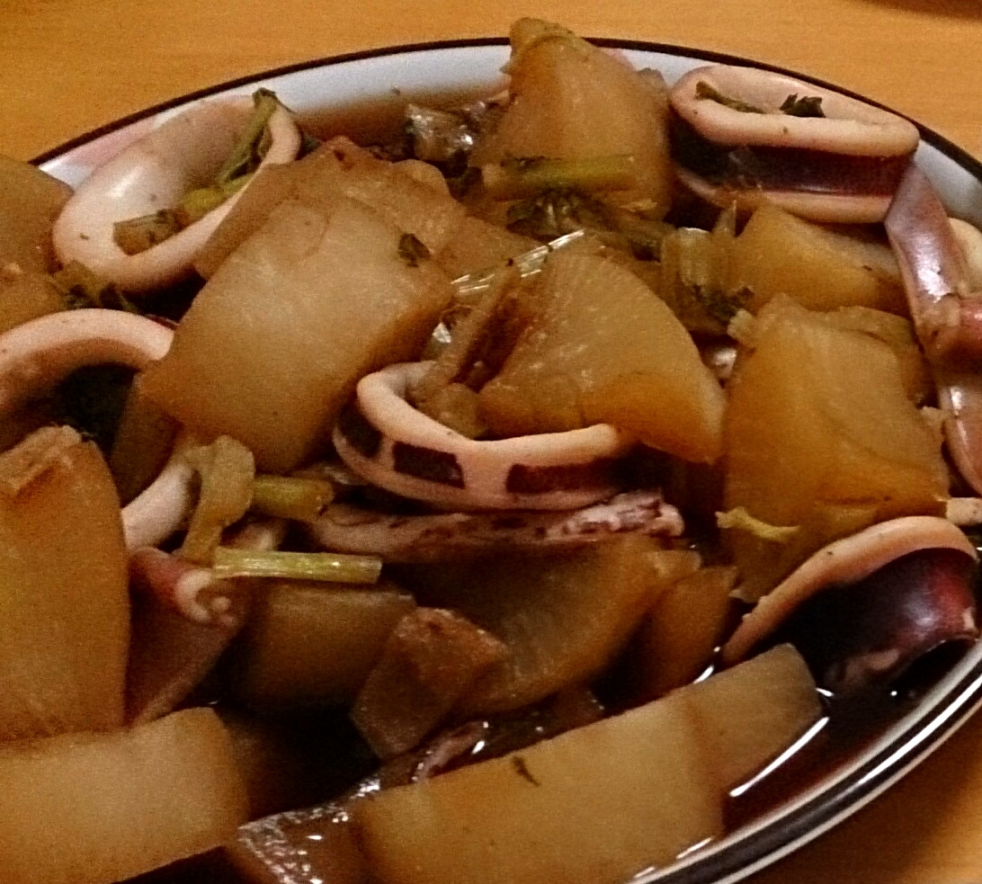 手軽さが魅力！めんつゆで♪イカと大根の煮物