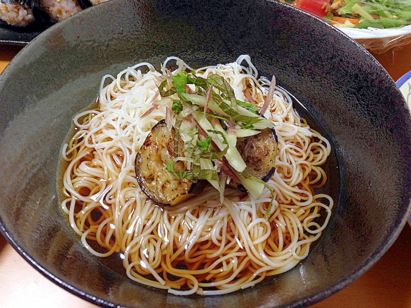 胡麻が香る焼きナス素麺＼(-o-)／