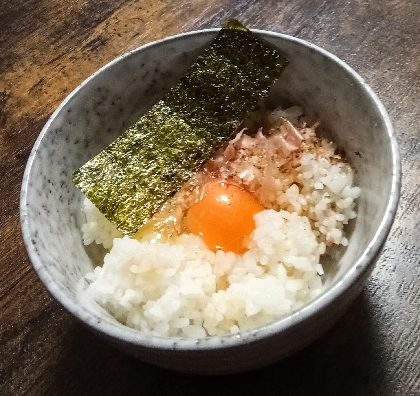 ぽん酢しょうゆとおかかともみのりの卵かけご飯
