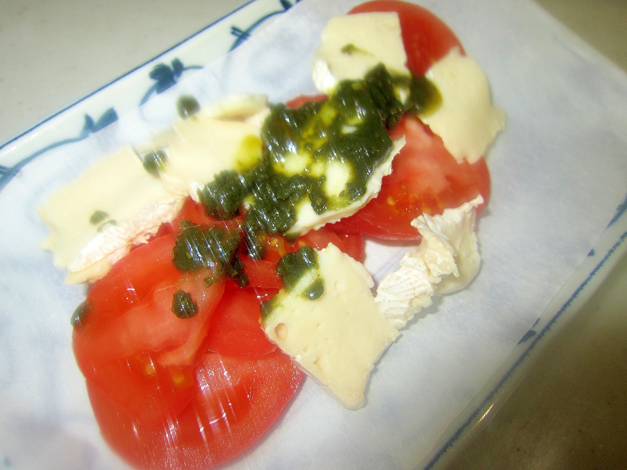 チーズとトマトバジルペーストサラダ