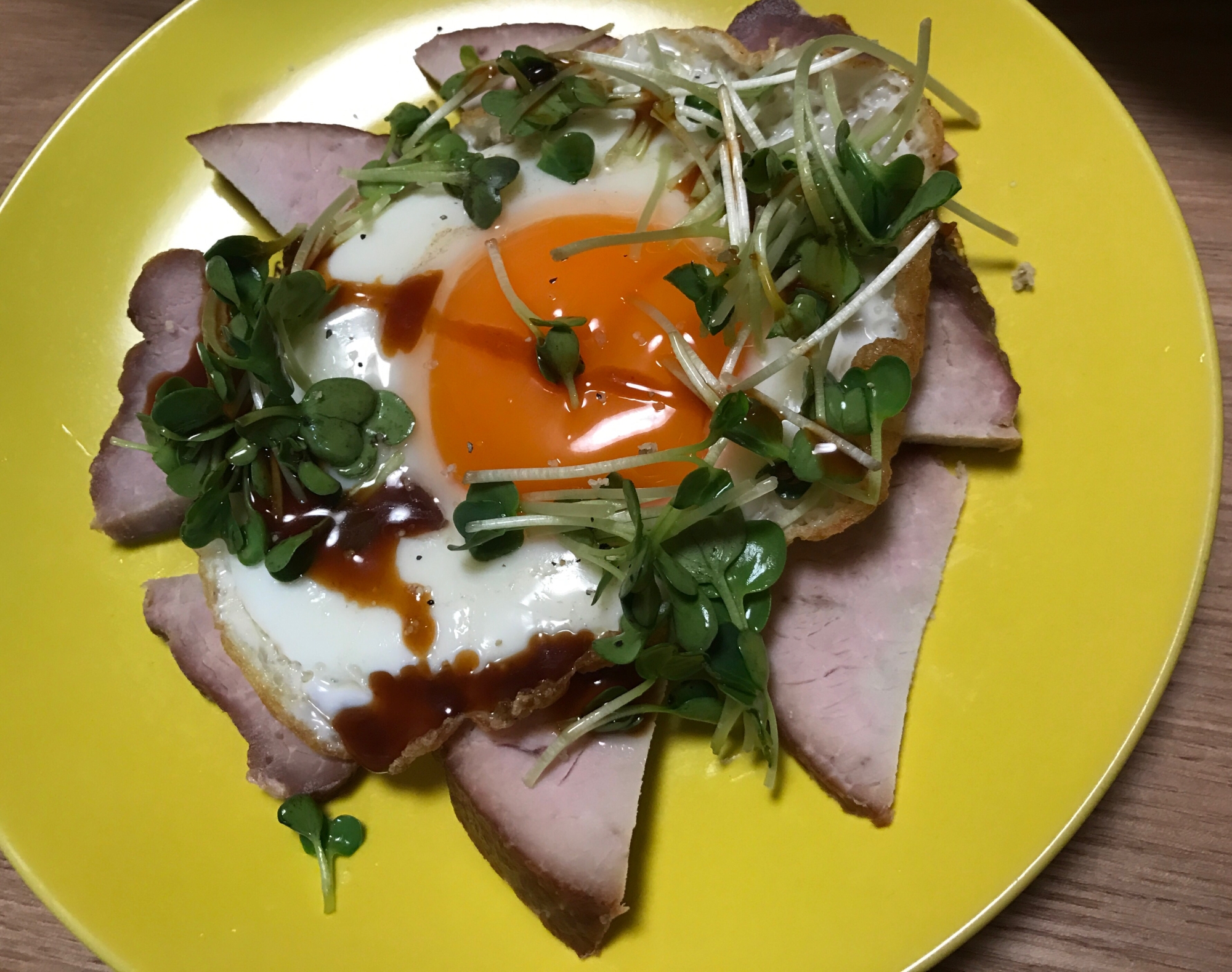 焼き豚の目玉焼きのっけ