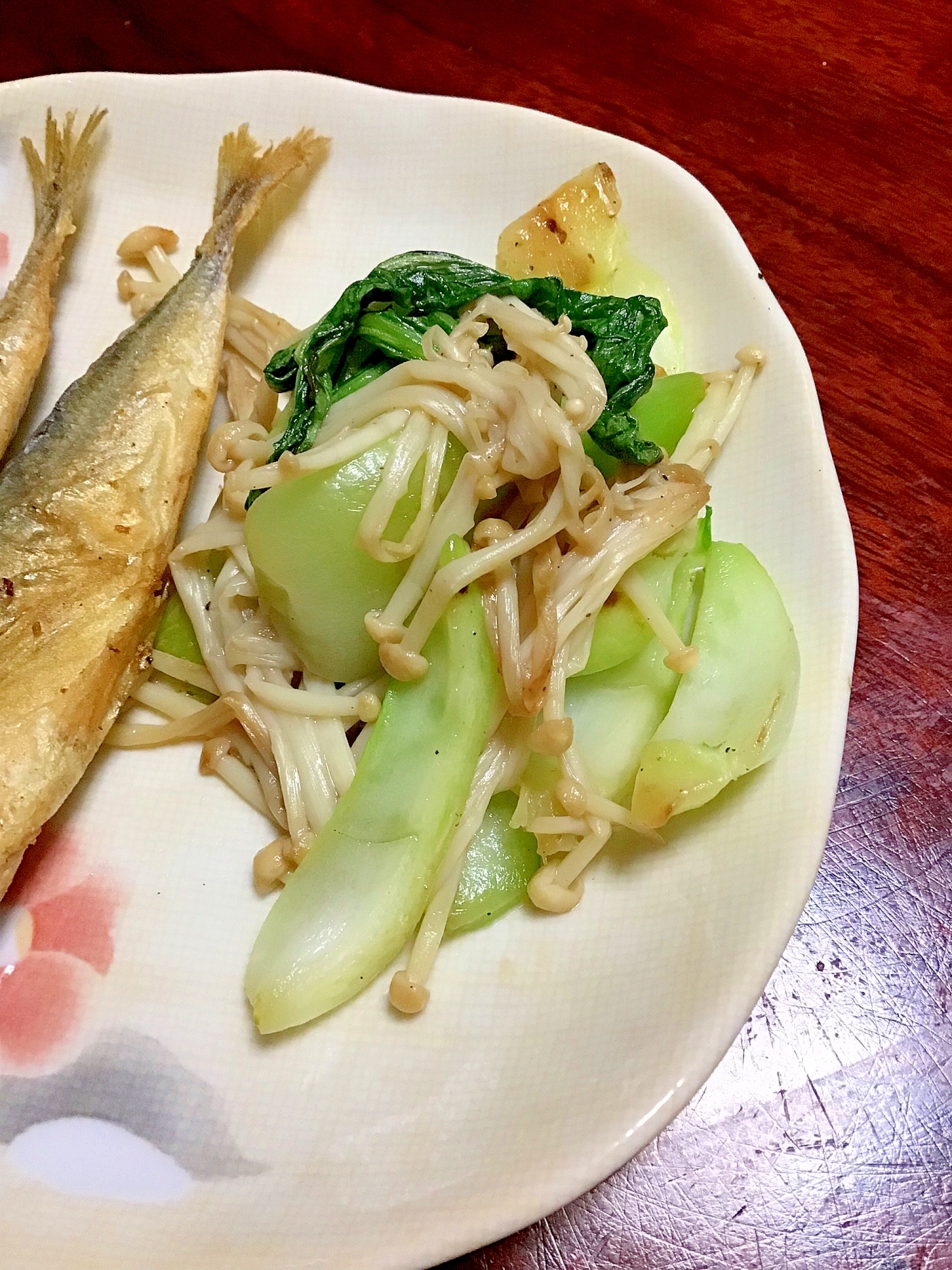 チンゲン菜とエノキのごま油炒め。