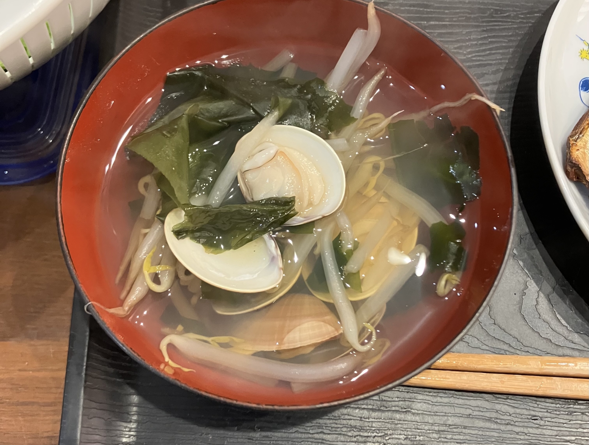 もやしとわかめとはまぐりのお吸い物