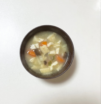 かぶ、わかめ、人参、玉ねぎの味噌汁
