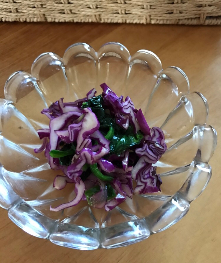ほうれん草と紫キャベツの生姜和え