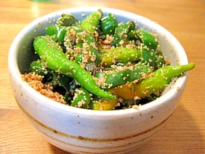 陶器の小鉢に入ったししとうの明太子炒め