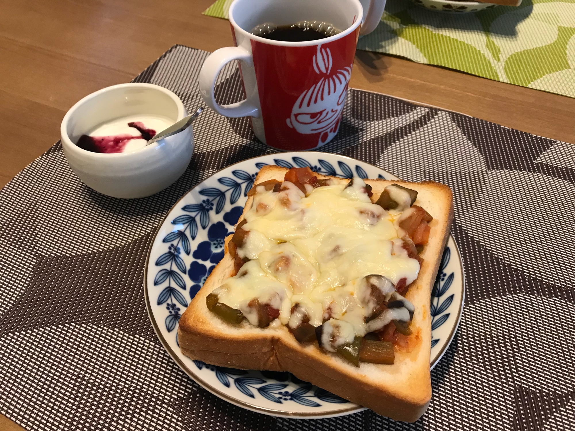 手作りトマト煮込みソースでピザトースト