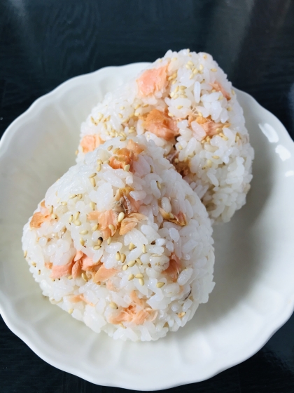 鮭と胡麻の相性が良いですね。
胡麻の風味と鮭の丁度いい塩加減で美味しくいただきました。