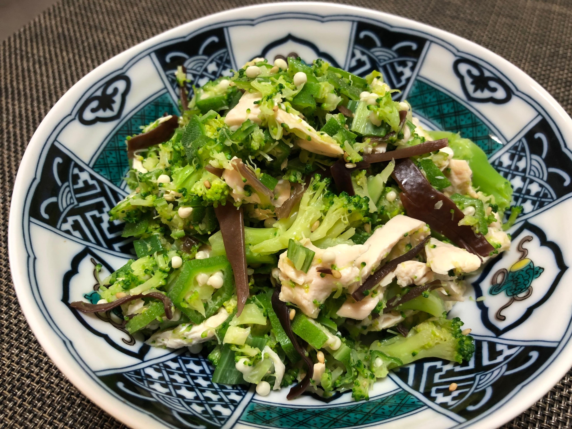 【家飲み】鶏むね肉・オクラ・ブロッコリーの塩和え