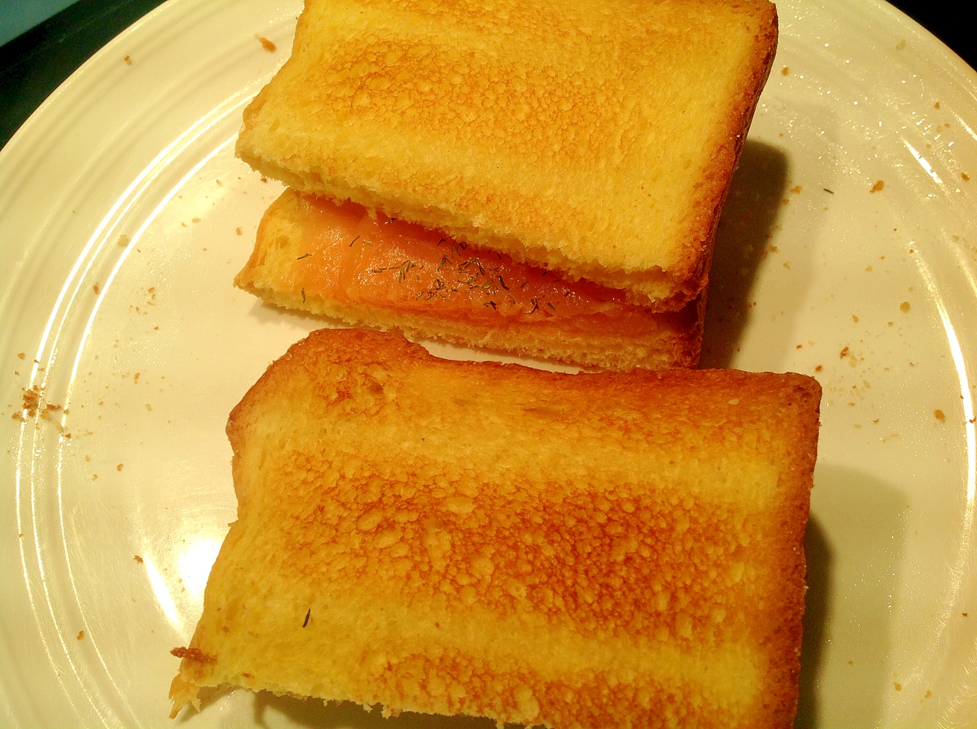 トーストしたブリオッシュ食パンでサーモンサンド