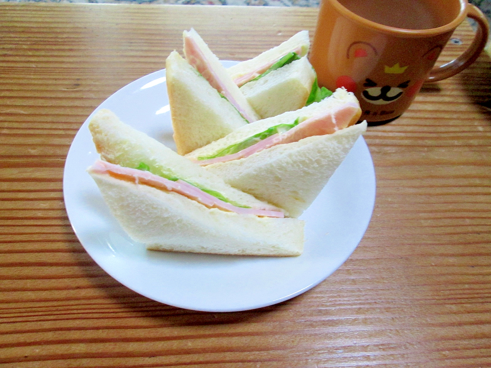 レタスとハムのサンドイッチ