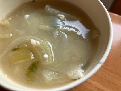 なめこと玉ねぎとワカメのお味噌汁