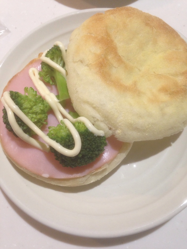 イングリッシュマフィンのブロッコリーハムマヨサンド