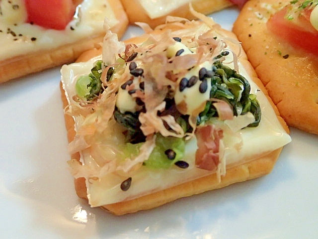 チーズと高菜漬けの焼きクラッカー