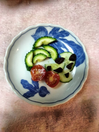 ゴーヤ入り野菜サラダ♡甘いレーズンも