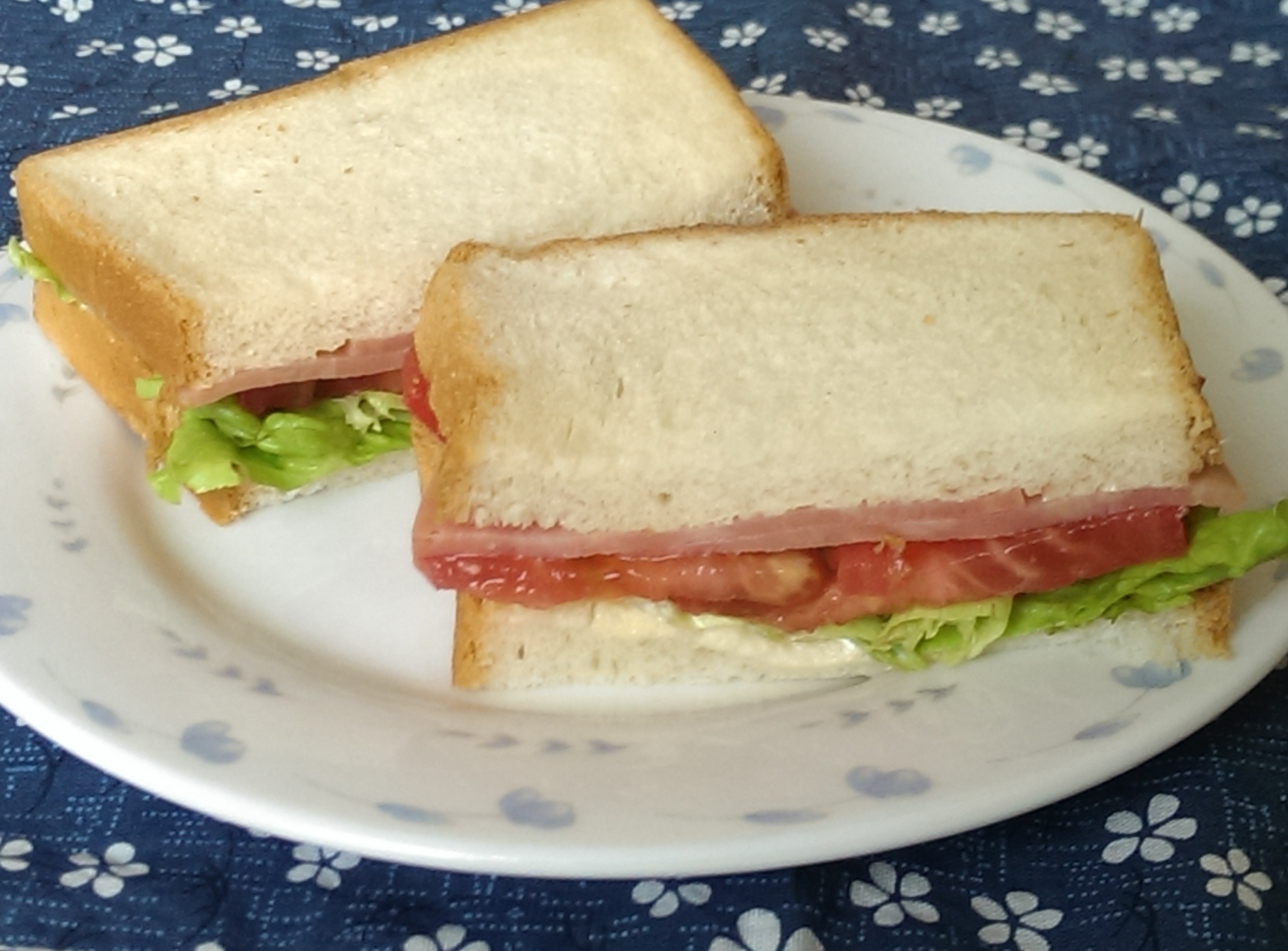 ハムとトマトとレタスのサンドイッチ