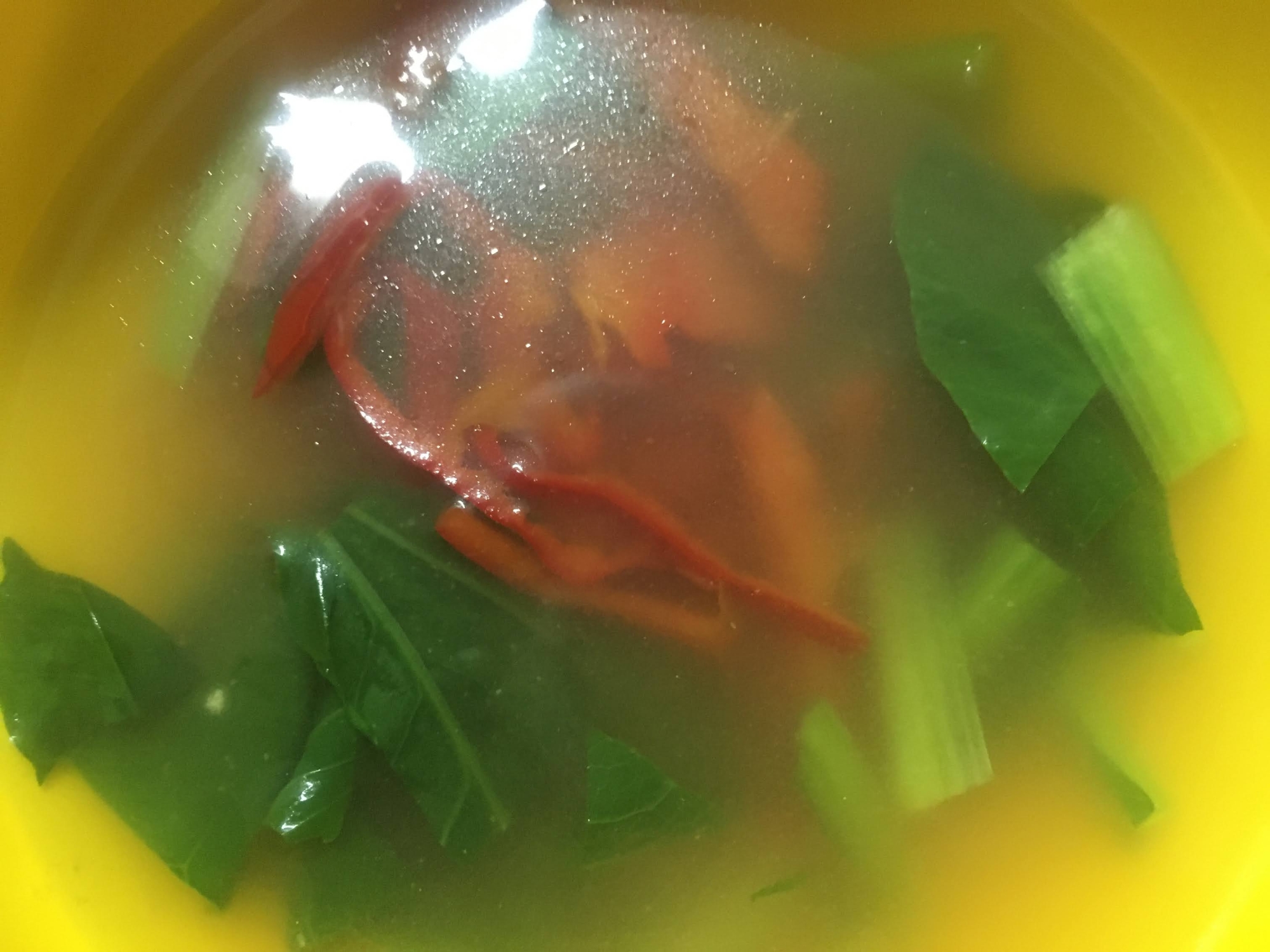 小松菜と赤ピーマンの味噌汁