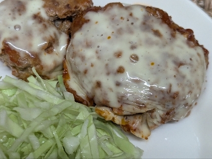 煮込みハンバーグ（合い挽き肉・チーズのせ）