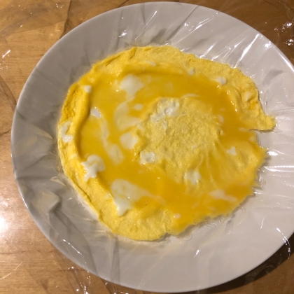 家族分のオムライスを包むのが面倒で、レンチン薄焼き卵のアイデアをお借りしました。ありがとうございました。