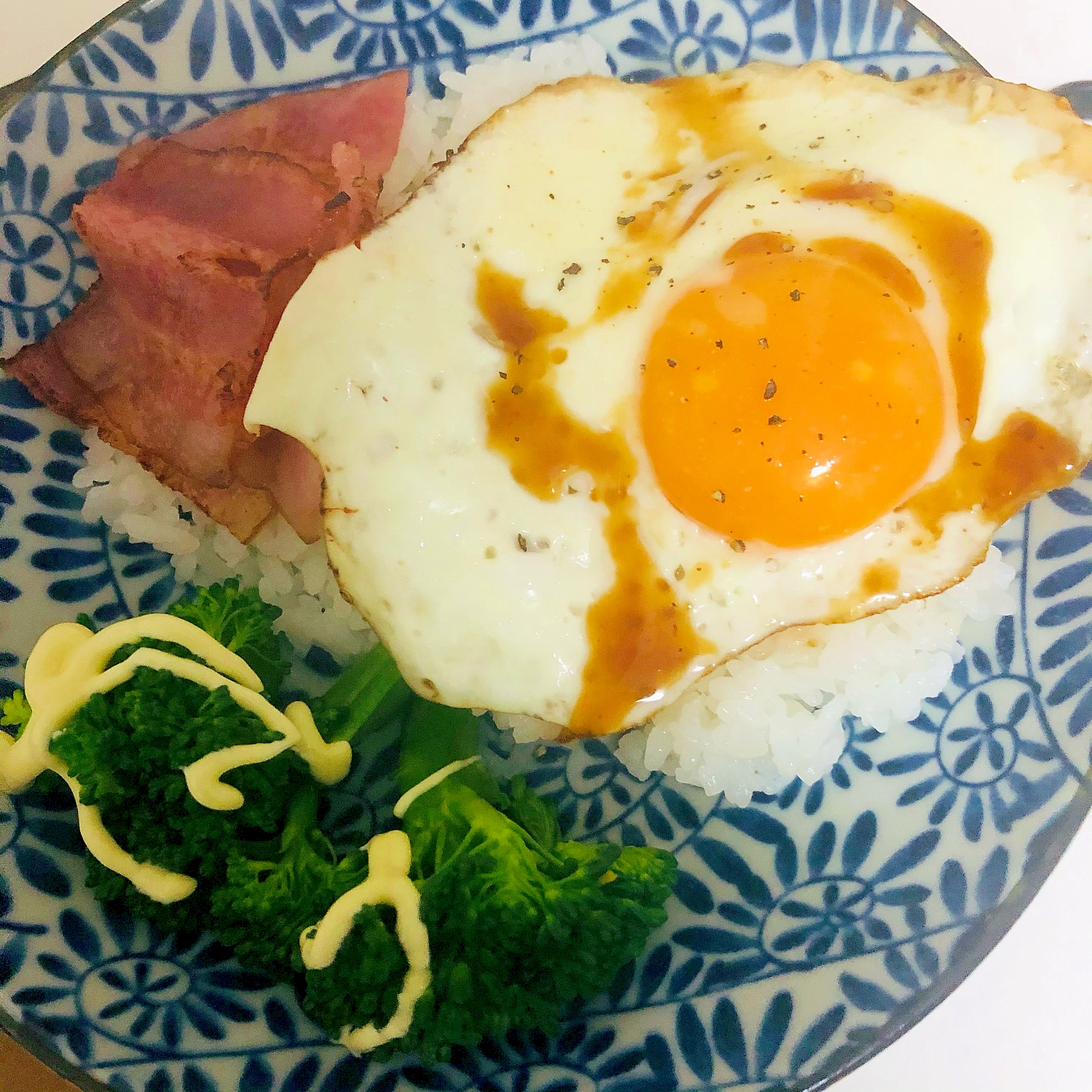 目玉焼きとベーコンとブロッコリーとご飯