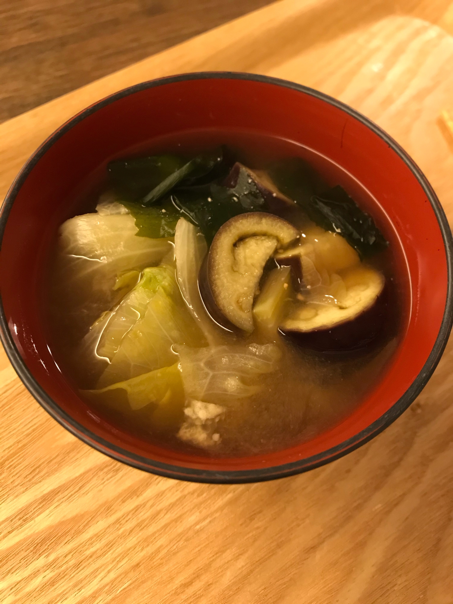 レタスとなすとわかめの味噌汁