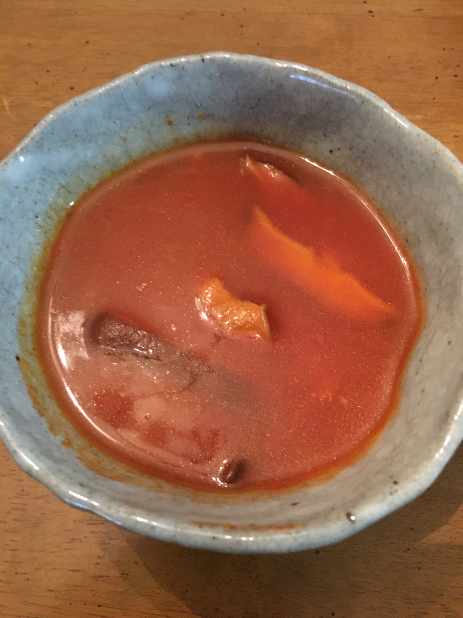 トマトジュースとキノコのスープ