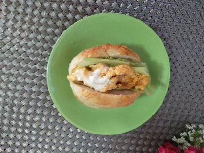 レタスとパセリ卵のドッグサンド