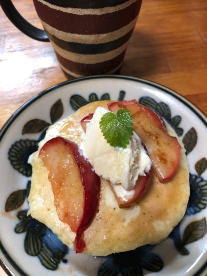 ホットケーキの上にのせてみました。食べる時、りんごの皮がフォークでちぎれなかったので、次回は所々皮を剥いて作ろうと思います。美味しかったです。