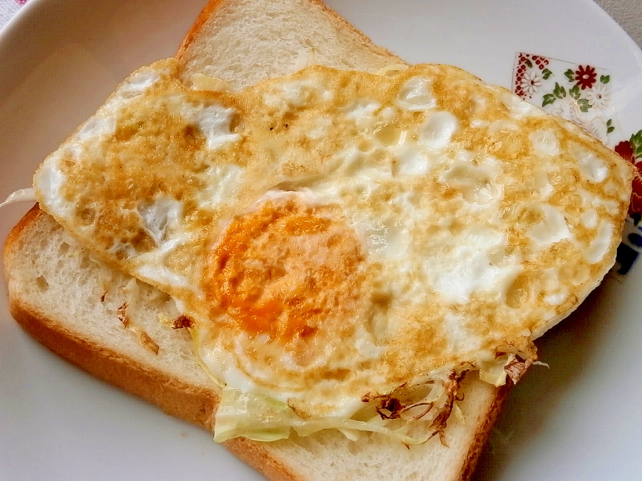 目玉焼きとキャベツのオープンサンド