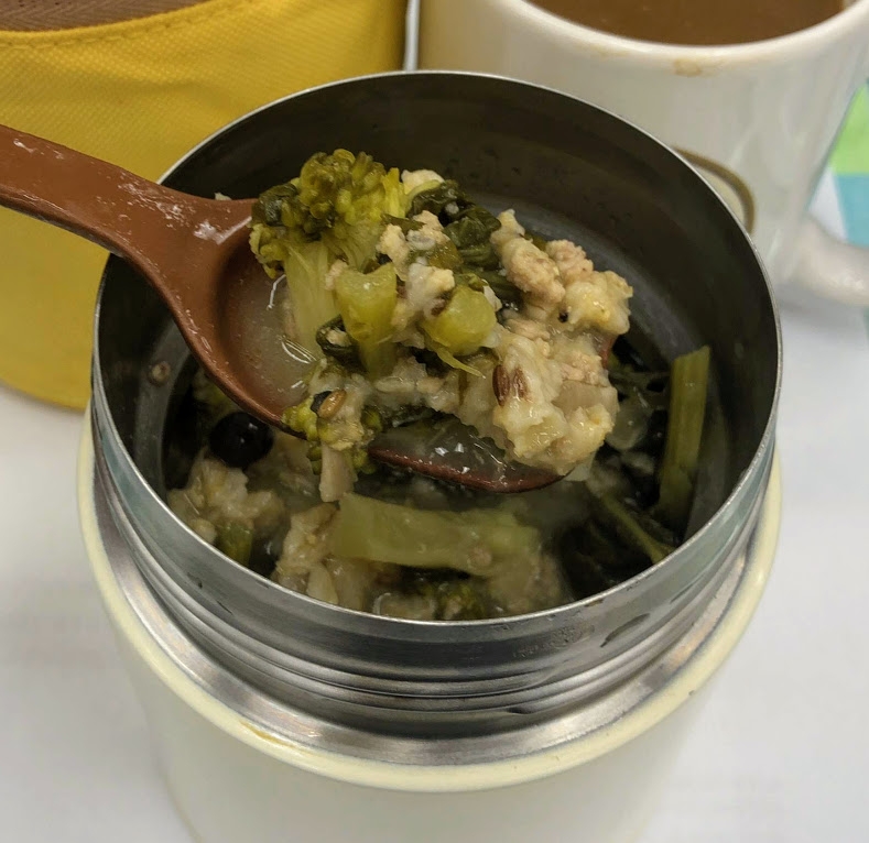 カブの葉と豚ひき肉のクミンコンソメ　オートミール