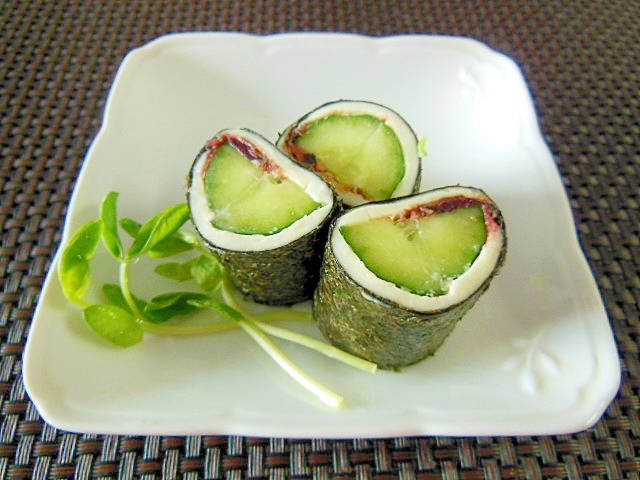お弁当に!きゅうりのおかか梅チーズのり巻き♪