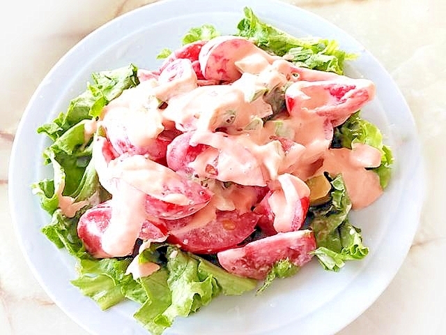 ソースがたっぷり!トマトとアボカドのオーロラサラダ