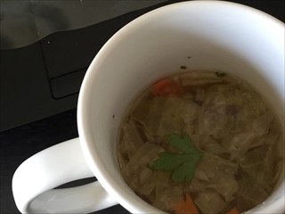 野菜を食べるキャベツスープ