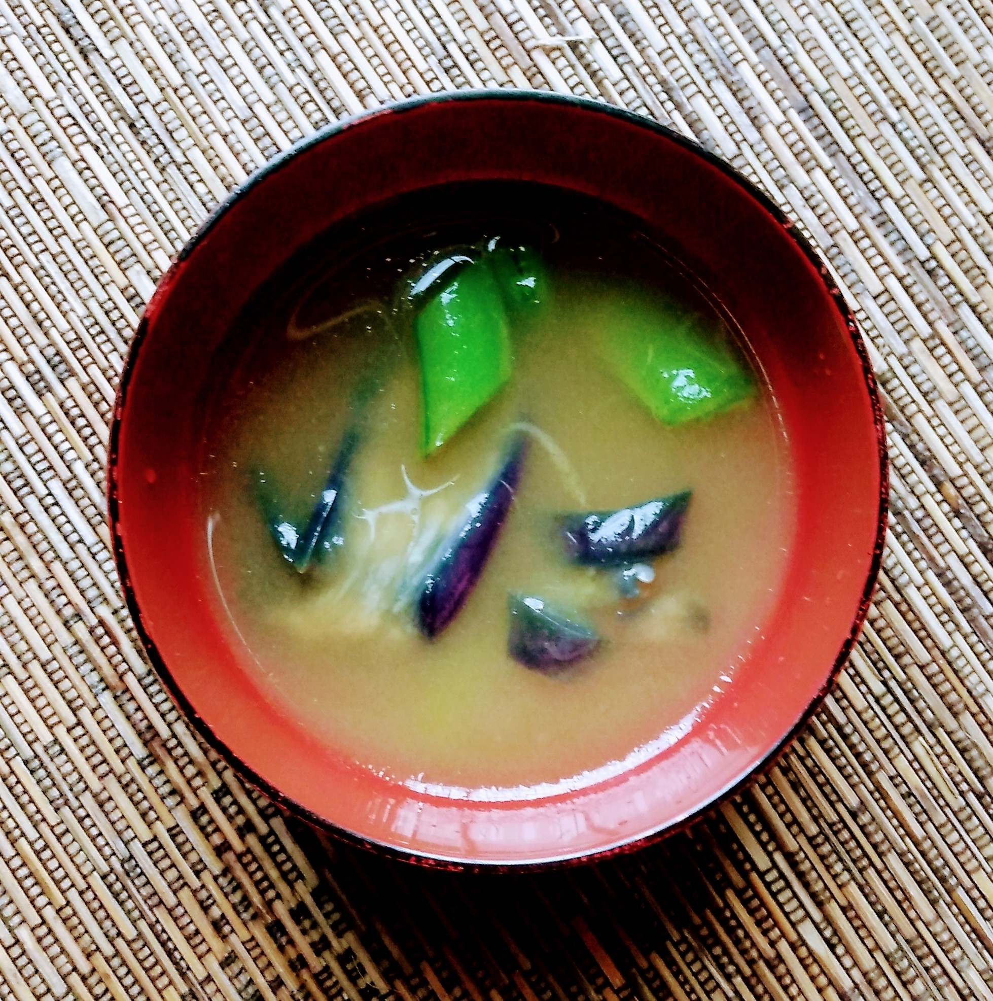 茄子とスナップエンドウの味噌汁