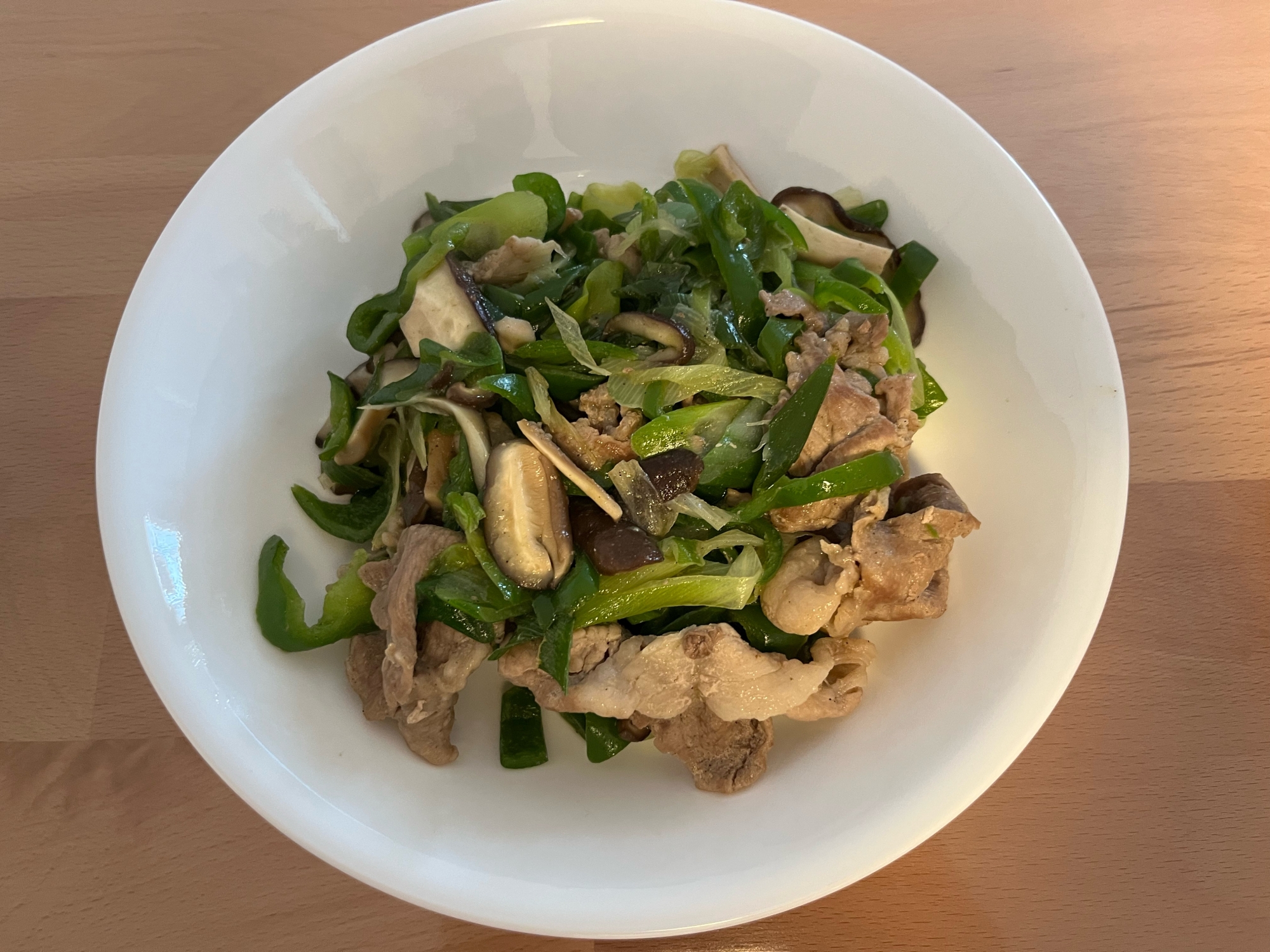 ピーマンとネギとしいたけの野菜炒め