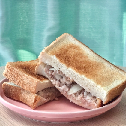 焼いた食パンに挟んで食べました！
簡単で美味しかったです！