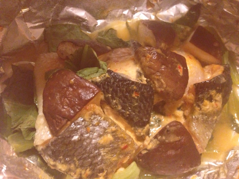 鮭と小松菜としいたけのピリ辛味噌マヨホイル焼き