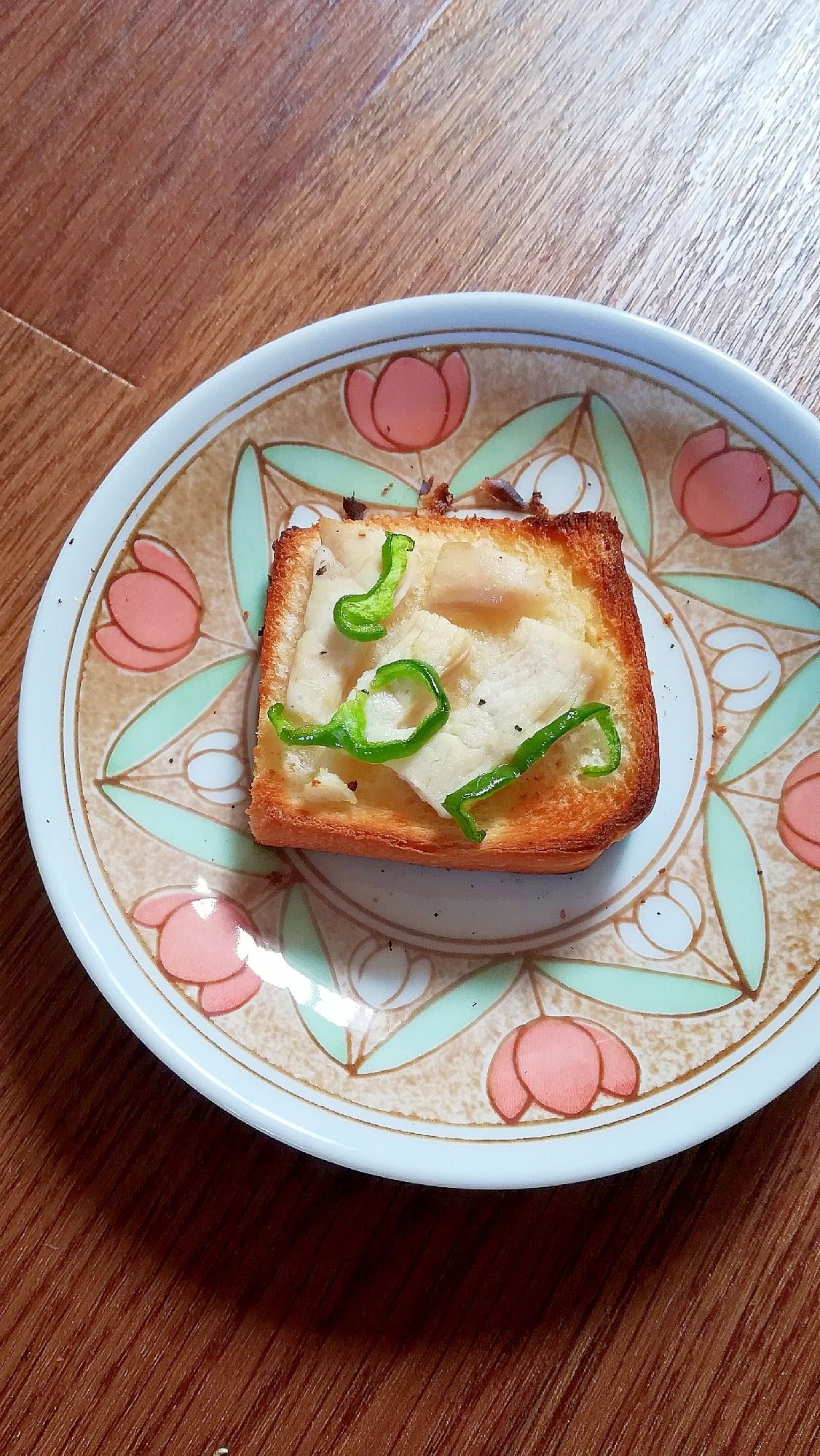 鶏ハムとピーマンのバターこしょうトースト