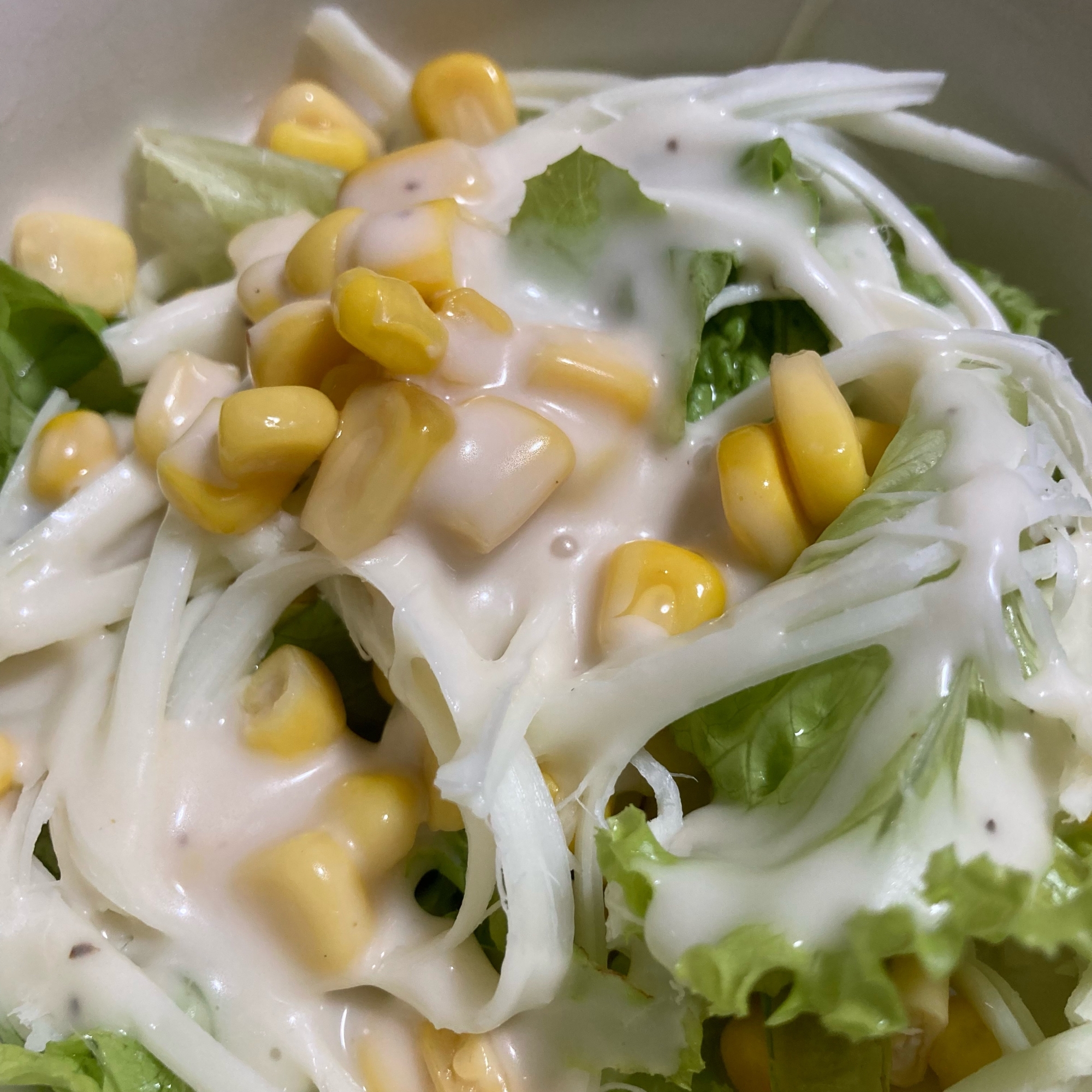 子供が作る、レタスとさけるチーズのサラダ