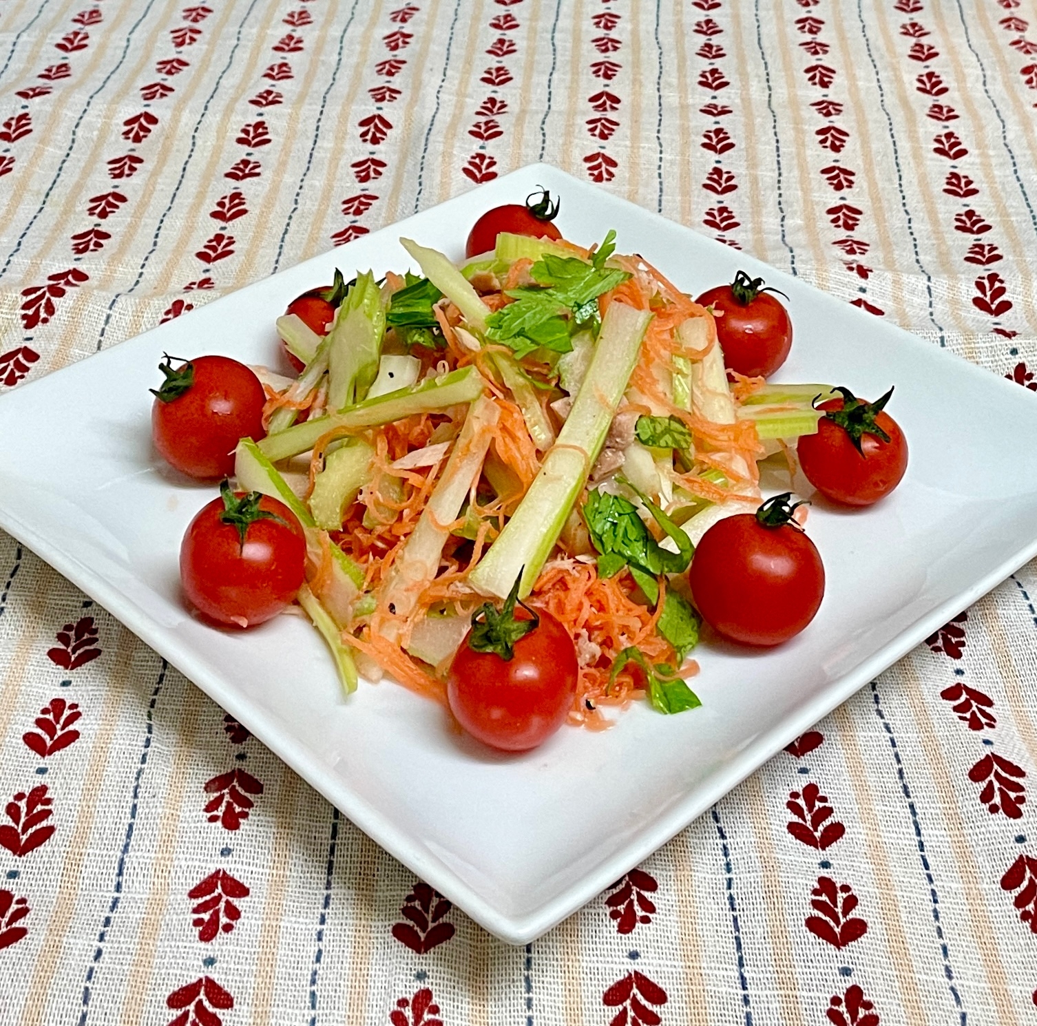 ハイカロリーご飯の前に♡セロリと酢にんじんのサラダ