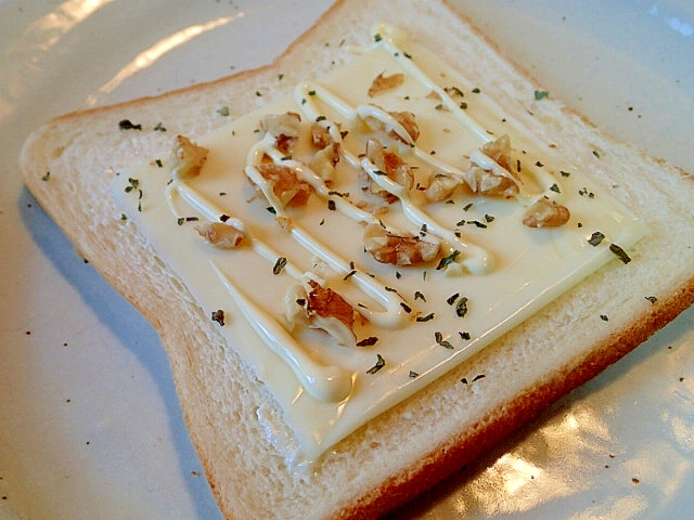 クリーミースムースとチーズと胡桃のマヨバジルパン